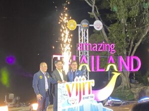 ทะลุจินตนาการ สัมผัสประสบการณ์เย็นสุดขั้ว -15°Cเผยเสน่ห์ไทยในรูปแบบใหม่ ครั้งแรกในประเทศไทย *กระทรวงการท่องเที่ยวและกีฬา โดย การท่องเที่ยวแห่งประเทศไทย ร่วมกับ จังหวัดสงขลา และเทศบาลนครหาดใหญ่ เปิดงาน “Vijit @Hat Yai “เสน่ห์ไทย ICE DOME” อย่างเป็นทางการ เมื่อวันที่ 29 สิงหาคม 2568 โดยมี นายวิทยา จันทน์เสนะ รองผู้ว่าราชการจังหวัดสงขลา นายณัฐ ครุฑสูตร ผู้อำนวยการฝ่ายกิจกรรม การท่องเที่ยวแห่งประเทศไทย นายเจตสกุล เพ็ชรสกุล รองนายกเทศมนตรีนครหาดใหญ่ และผู้แทนจากหน่วยงานภาครัฐและเอกชน เข้าร่วมงานฯ ในการมาร่วมสัมผัสประสบการณ์ครั้งแรกในประเทศไทย เผยเสน่ห์ไทยในรูปแบบใหม่ ด้วยการเปิดโลกน้ำแข็งขนาดมหึมา ที่จะทำให้คุณตื่นตาตื่นใจไปกับประติมากรรมน้ำแข็งแกะสลัก เพื่อนำเสนอความงดงามด้านประเพณี ศิลปะ และสถาปัตยกรรมผ่านรูปทรงแลนด์มาร์คสำคัญ และตัวละครในวรรณคดีที่เป็นไอคอนนิค และสะท้อนเสน่ห์ความเป็นไทย รวมถึงยังมีคาราวานร้านค้าร้านอาหารสุดปังทั่วทั้งงาน พร้อมโชว์การแสดงแกะสลักประติมากรรมน้ำแข็งในทุกๆ วันเสาร์และวันอาทิตย์ ณ สวนสาธารณะเทศบาลนครหาดใหญ่ เข้าชมฟรีได้ทุกวัน ไม่มีค่าใช้จ่าย ตั้งแต่วันที่ 29 สิงหาคม – 21 กันยายน 2568 เวลา 11.00 – 21.00 น.การท่องเที่ยวแห่งประเทศไทย ได้จัดโครงการเปิดประสบการณ์ Thailand Festival Experience สุดยิ่งใหญ่ในสามพื้นที่ จังหวัดอุดรธานี จังหวัดสงขลา เมืองหาดใหญ่ และจังหวัดลำปาง เพื่อตอกย้ำแนวคิด 5 Must Do in Thailand ให้ทุกการเดินทางเต็มไปด้วยคุณค่าและความหมาย ซึ่ง จังหวัดสงขลา เมืองหาดใหญ่ เป็นพื้นที่ที่สองของการจัดงาน ในการสร้างประสบการณ์อันทรงคุณค่าและมุ่งสู่ความยั่งยืน พร้อมสร้างแรงจูงใจให้เกิดการเดินทางท่องเที่ยวภายในประเทศให้มากยิ่งขึ้น ดึงดูดให้นักท่องเที่ยวชาวต่างชาติได้เดินทางมาสัมผัสประสบการณ์ท่องเที่ยวอันอัศจรรย์ด้วยการแสดง Light & Sound การแสดง Illumination ที่จะช่วยขยายเวลาการท่องเที่ยวในช่วงกลางคืนถือเป็นการสร้างโอกาสทางธุรกิจให้กับผู้ประกอบการท่องเที่ยวและธุรกิจเกี่ยวเนื่อง ก่อให้เกิดการจ้างงาน และสร้างรายได้หมุนเวียนต่อระบบเศรษฐกิจในภาพรวมของประเทศ คาดการณ์ว่าตลอดระยะเวลาการจัดงานจะสร้างรายได้หมุนเวียนทางเศรษฐกิจมากถึง 720 ล้านบาท“Vijit @Hat Yai “เสน่ห์ไทย ICE DOME” มาเปลี่ยนค่ำคืนธรรมดาให้กลายเป็นช่วงเวลาแฟนตาซีเหนือจิตนาการกับ 7 จุดการแสดง ประกอบด้วยจุดที่ 1 ใต้สายธาราศิลป์ การแสดง Immersive สายน้ำไหล สัมผัสพลังแห่งการไหลเวียนของศิลป์ ผ่านเทคนิค Projection สุดตระการตา