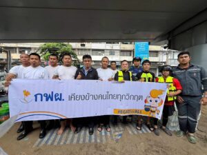 ก.พลังงาน – กฟผ. เคียงข้างคนไทยทุกวิกฤต ระดมถุงยังชีพช่วยเหลือผู้ประสบอุทกภัย 🌧️📦.วันนี้ (27 กันยายน 2569) นายเอกนัฏ พร้อมพันธุ์ รัฐมนตรีว่าการกระทรวงพลังงาน และนายนรินทร์ เผ่าวณิช ผู้ว่าการการไฟฟ้าฝ่ายผลิตแห่งประเทศไทย (กฟผ.) นำทีมลงพื้นที่ติดตามสถานการณ์อุทกภัย 🌧️ และการช่วยเหลือในพื้นที่แขวงคลองจั่น เขตบางกะปิ กรุงเทพฯ พร้อมมอบถุงยังชีพและน้ำดื่มจำนวน 500 ชุด ข้าวกล่องจำนวน 200 กล่อง รวมถึงมอบถุงยังชีพจำนวน 200 ชุดให้กับศูนย์พักพิงชุมชนธรรมานุรักษ์ เขตสวนหลวง เพื่อบรรเทาความเดือดร้อนและให้กำลังใจผู้ประสบอุทกภัย 💛💙🤝.#กฟผ #EGAT #กระทรวงพลังงาน #เคียงข้างคนไทยทุกวิกฤต #ช่วยเหลือผู้ประสบอุทกภัย #น้ำท่วม #อุทกภัย #ส่งต่อกำลังใจ #กฟผเคียงข้างคนไทย