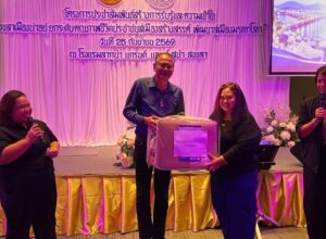 ✅️✨️ผู้ว่าฯ สงขลา พบปะสื่อมวลชน ร่วมแลกเปลี่ยนมุมมองการพัฒนาจังหวัด มุ่งสื่อสารข้อมูลข่าวสารสู่ประชาชนอย่างทั่วถึง.ในช่วงค่ำ วันที่ 25 กันยายน 2569 ณ ห้อง Laguna Queen B โรงแรมลากูน่า แกรนด์ โฮเทล แอนด์ สปา สงขลา จังหวัดสงขลา นายรัฐศาสตร์ ชิดชู ผู้ว่าราชการจังหวัดสงขลา เป็นประธานในกิจกรรม “ผู้ว่าราชการจังหวัดสงขลา พบปะสื่อมวลชน” โดยมีนายสังคม เกิดก่อ รองผู้ว่าราชการจังหวัดสงขลา นางปรียา เกิดก่อ รองนายกเหล่ากาชาดจังหวัดสงขลา พร้อมด้วย หัวหน้าส่วนราชการ ผู้แทนหน่วยงานภาครัฐ รัฐวิสาหกิจ และสื่อมวลชนในพื้นที่จังหวัดสงขลา เข้าร่วมกิจกรรม เพื่อเปิดเป็นพื้นที่สำหรับการพูดคุย แลกเปลี่ยนความคิดเห็น และสร้างความเข้าใจร่วมกันระหว่างจังหวัดกับสื่อมวลชน ซึ่งถือเป็นกลไกสำคัญในการสื่อสารข้อมูลข่าวสารและการขับเคลื่อนงานพัฒนาจังหวัดสู่ประชาชน
